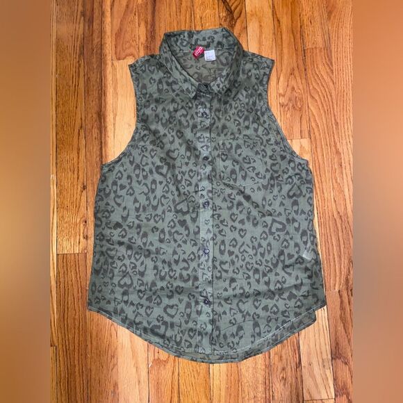 H&M Sleeveless Heart Print Button Down Shirt - Picture 9 of 13